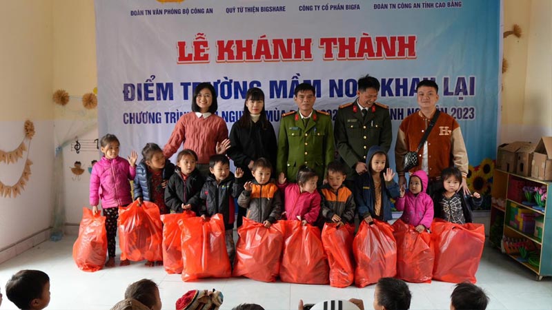 Cán bộ công an trao quà cho học sinh tại trường Mầm non Khau Lại, xã Thạch Lâm, huyện Bảo Lâm, tỉnh Cao Bằng