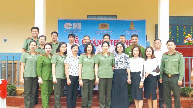 Cán bộ và thành viên quỹ Big Share tại buổi khánh thành trường mầm non thôn Điện Lò, xã Ngọk Tem, huyện Kon Plông, tỉnh Kon Tum